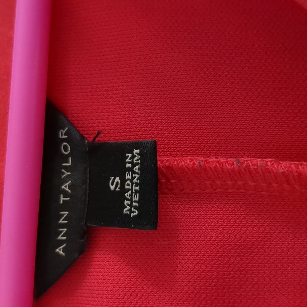 Ann Taylor Pink/Red V neck flutter sleeve blouse, Size Small - Picture 2 of 3
